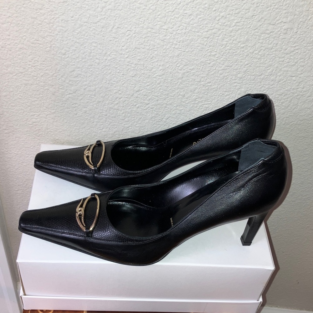 NWB  8 ST JOHN Black Leather  Shoes heels